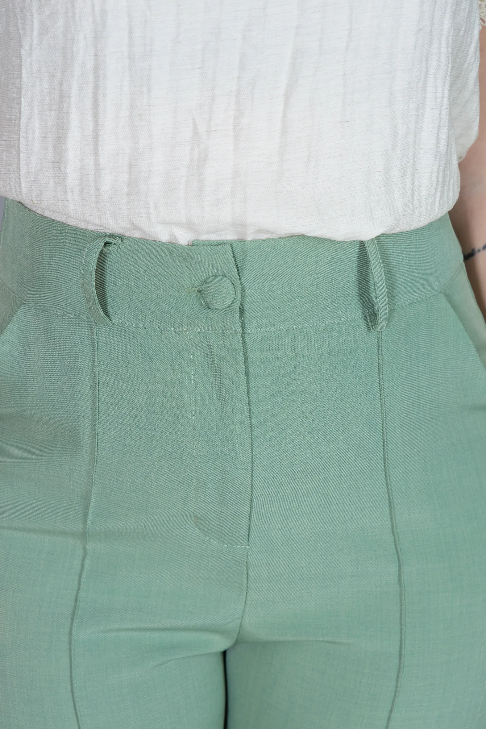 Calça em Alfaiataria Corte Reto com Friso e Botão Encapado Michelle Verde Menta - Image 7