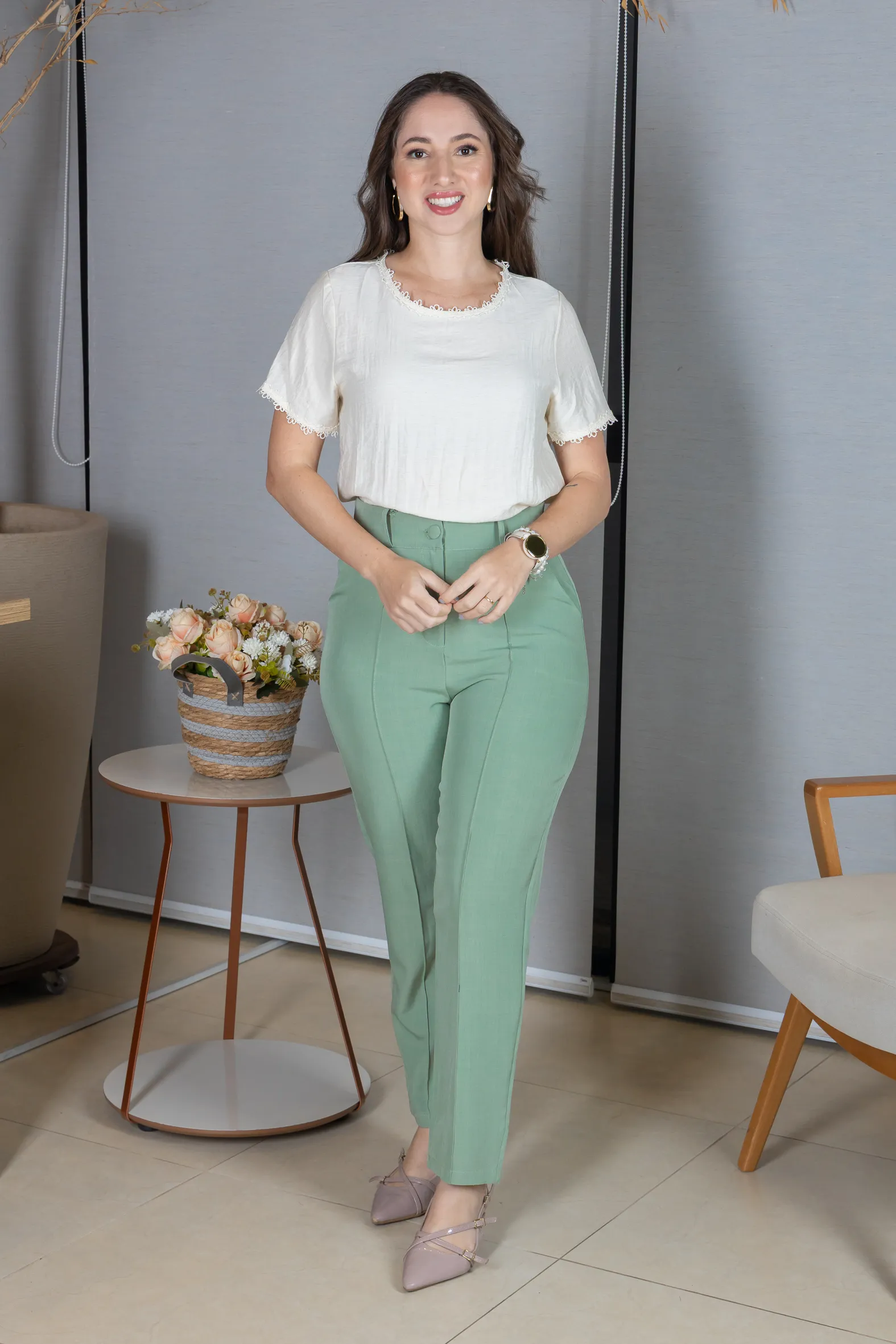 Calça em Alfaiataria Corte Reto com Friso e Botão Encapado Michelle Verde Menta - Image 8