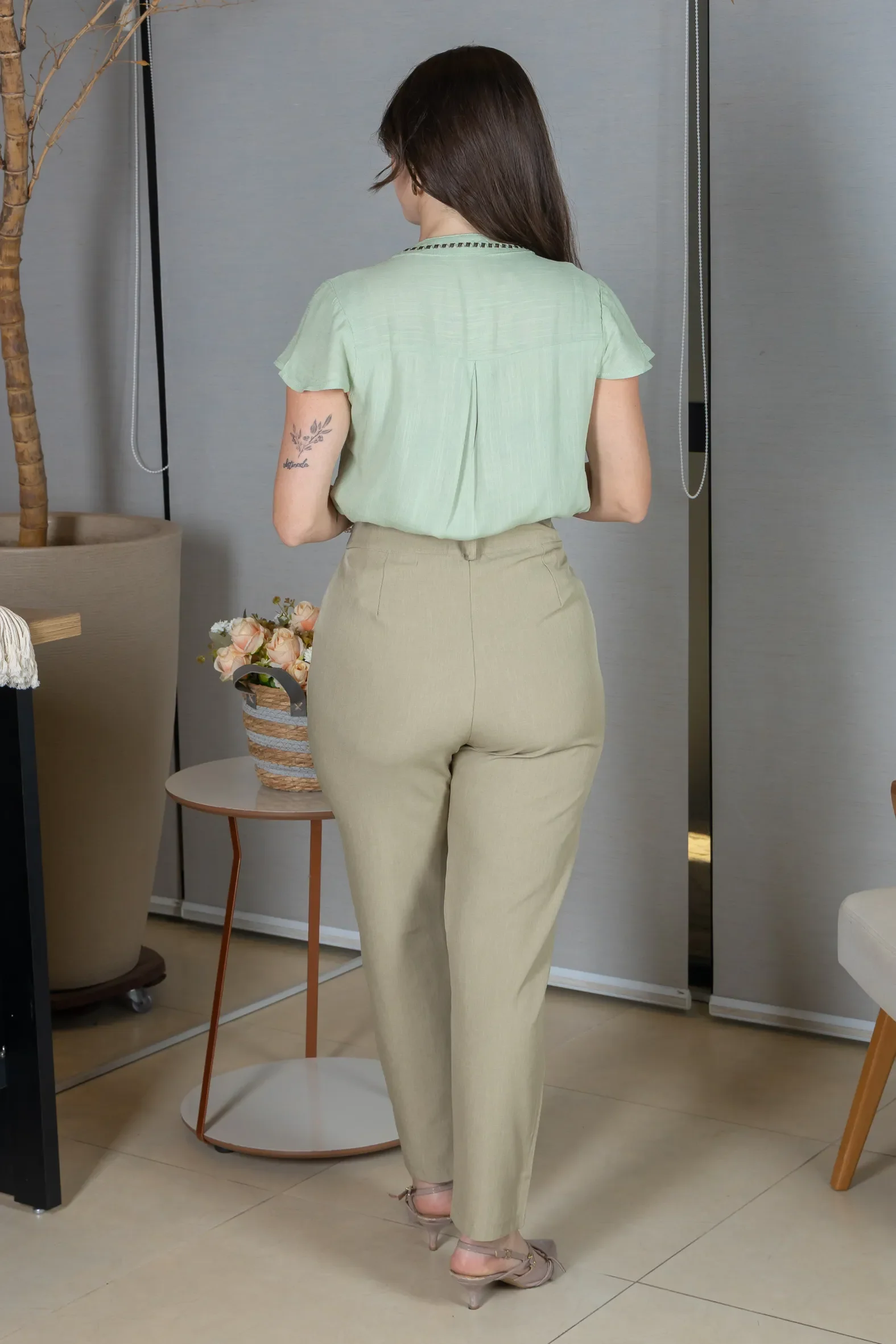 Calça em Alfaiataria Corte Reto com Friso e Botão Encapado Michelle Verde Oliva - Image 11