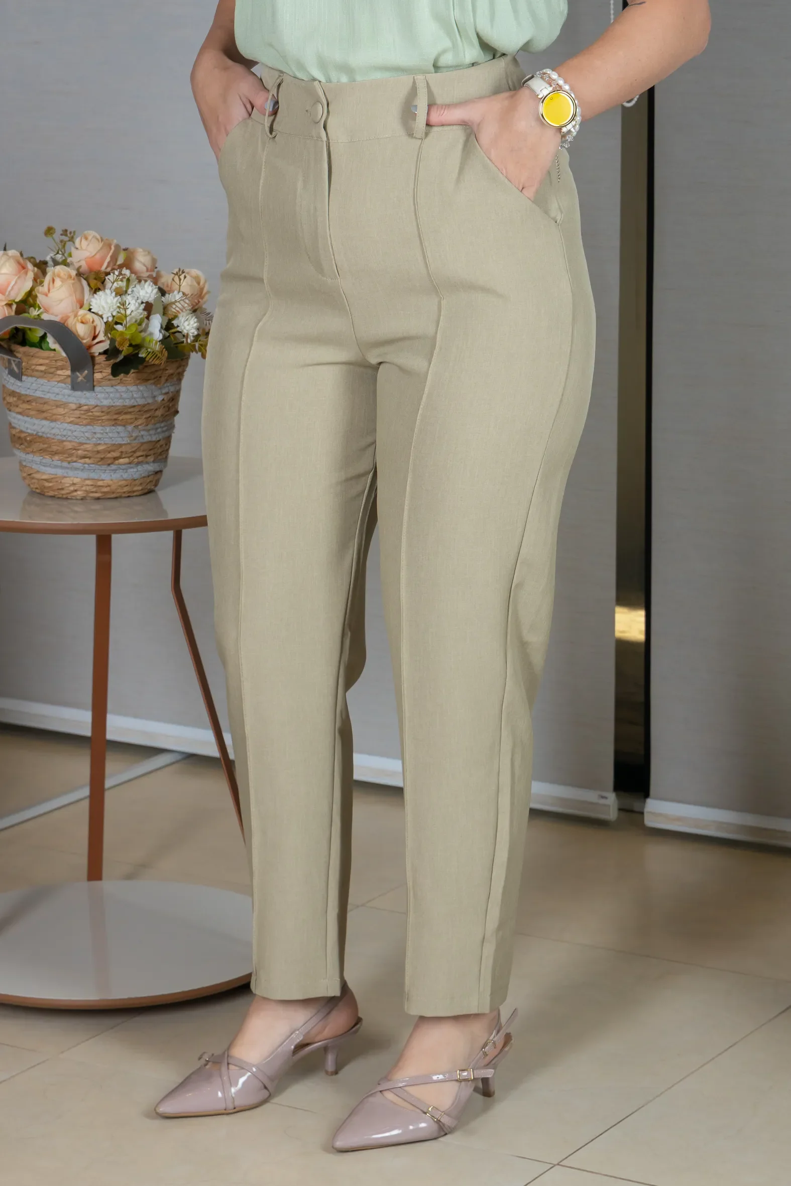 Calça em Alfaiataria Corte Reto com Friso e Botão Encapado Michelle Verde Oliva - Image 3