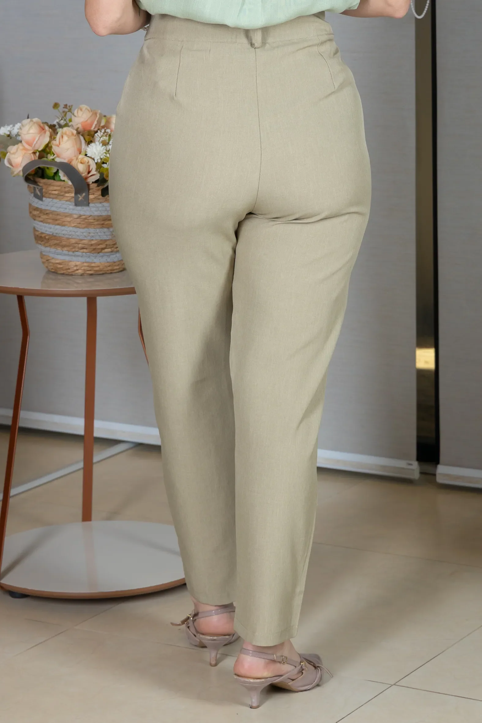 Calça em Alfaiataria Corte Reto com Friso e Botão Encapado Michelle Verde Oliva - Image 4