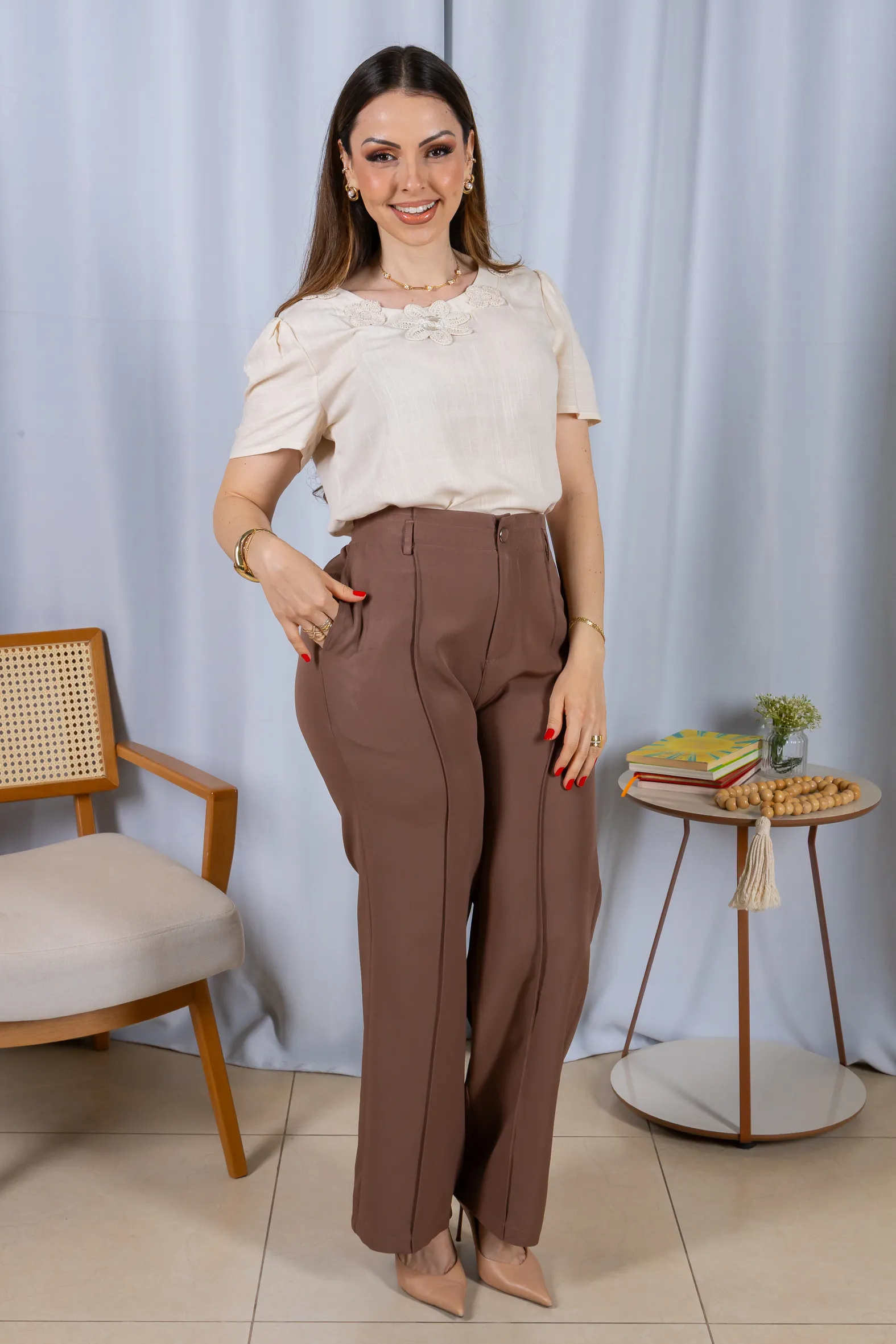 Calça Pantalona Alfaiataria Botão Encapado Margareth Marrom - Image 13