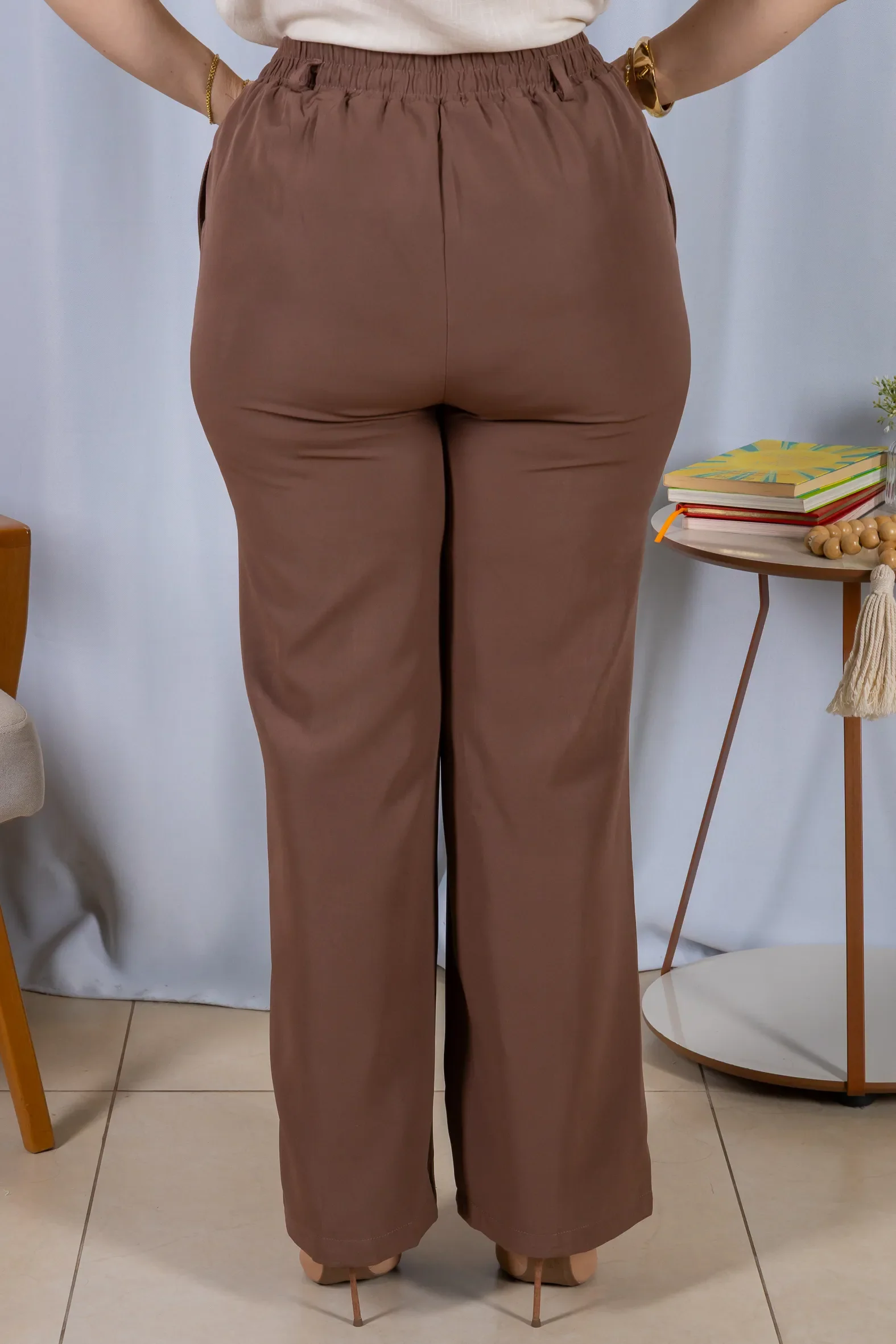 Calça Pantalona Alfaiataria Botão Encapado Margareth Marrom - Image 5