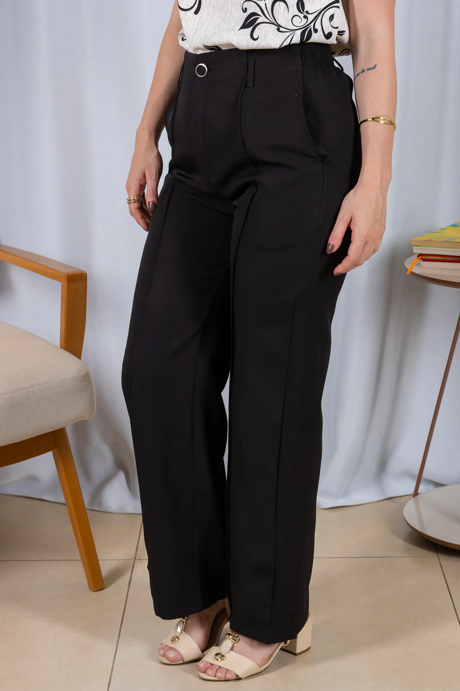 Calça Pantalona Alfaiataria Botão Encapado Margareth Preta - Image 4