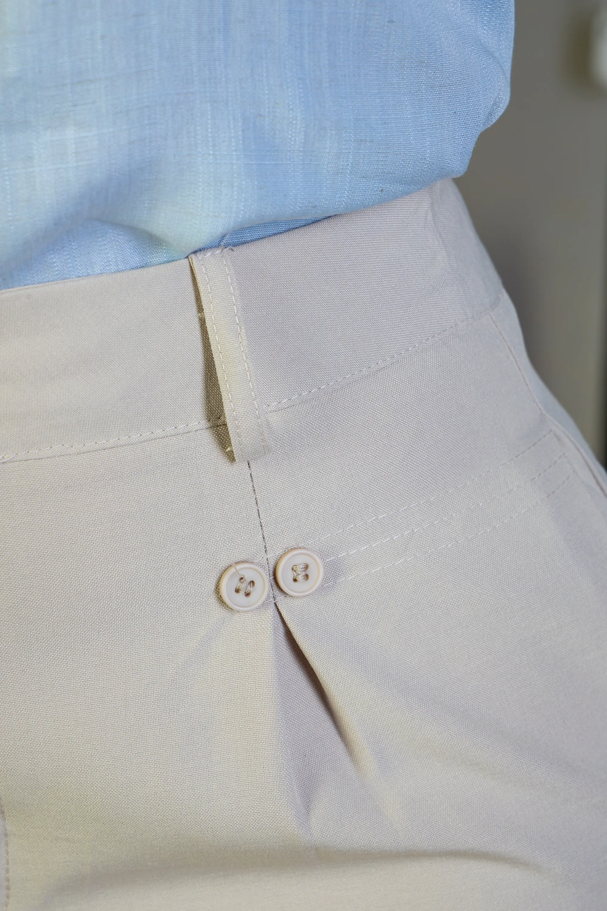 Calça Pantalona Detalhe Botões Crepe Alfaiataria Larissa Cinza Claro - Image 6