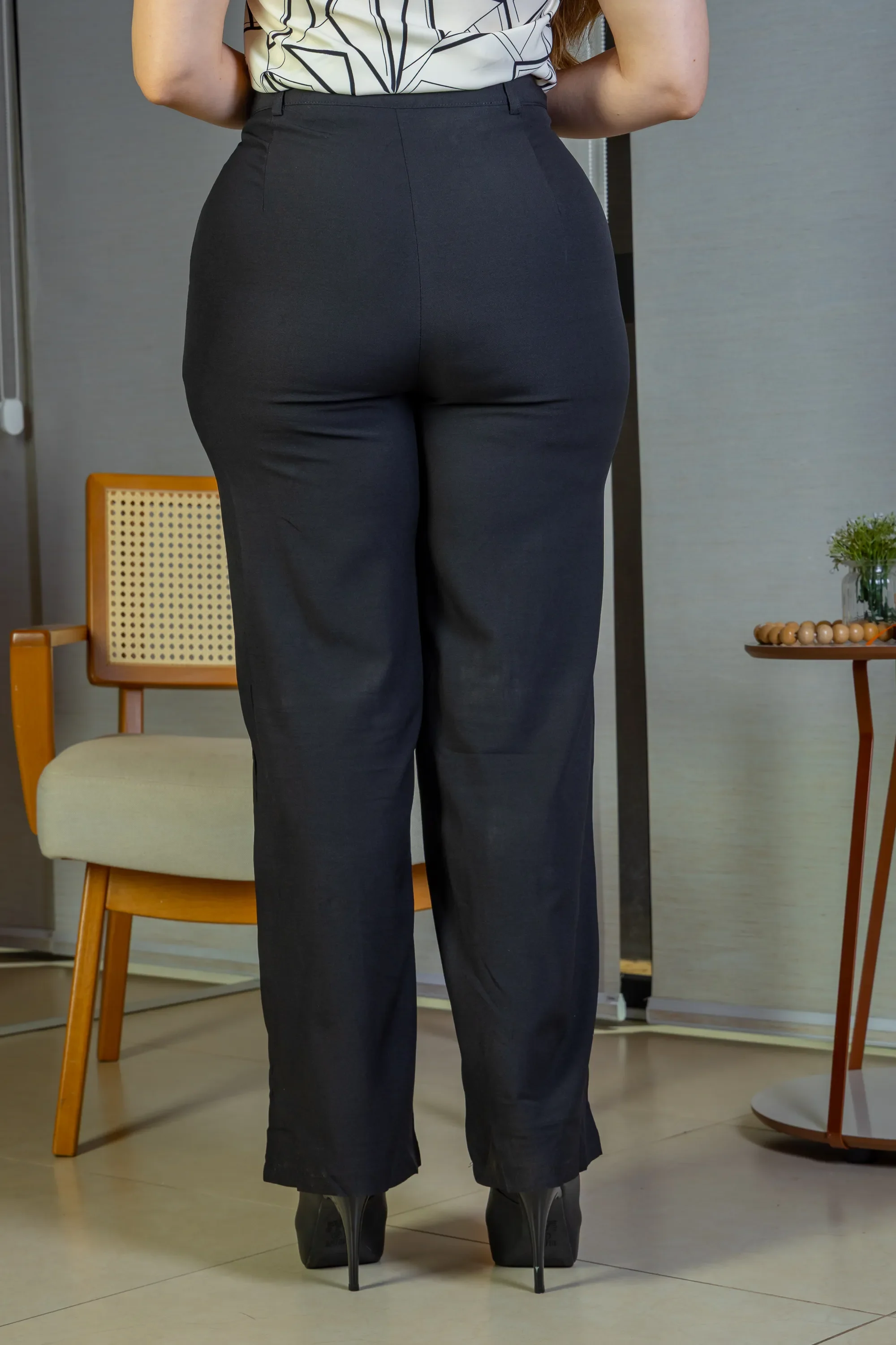 Calça Pantalona Detalhe Botões Crepe Alfaiataria Larissa Preta - Image 4