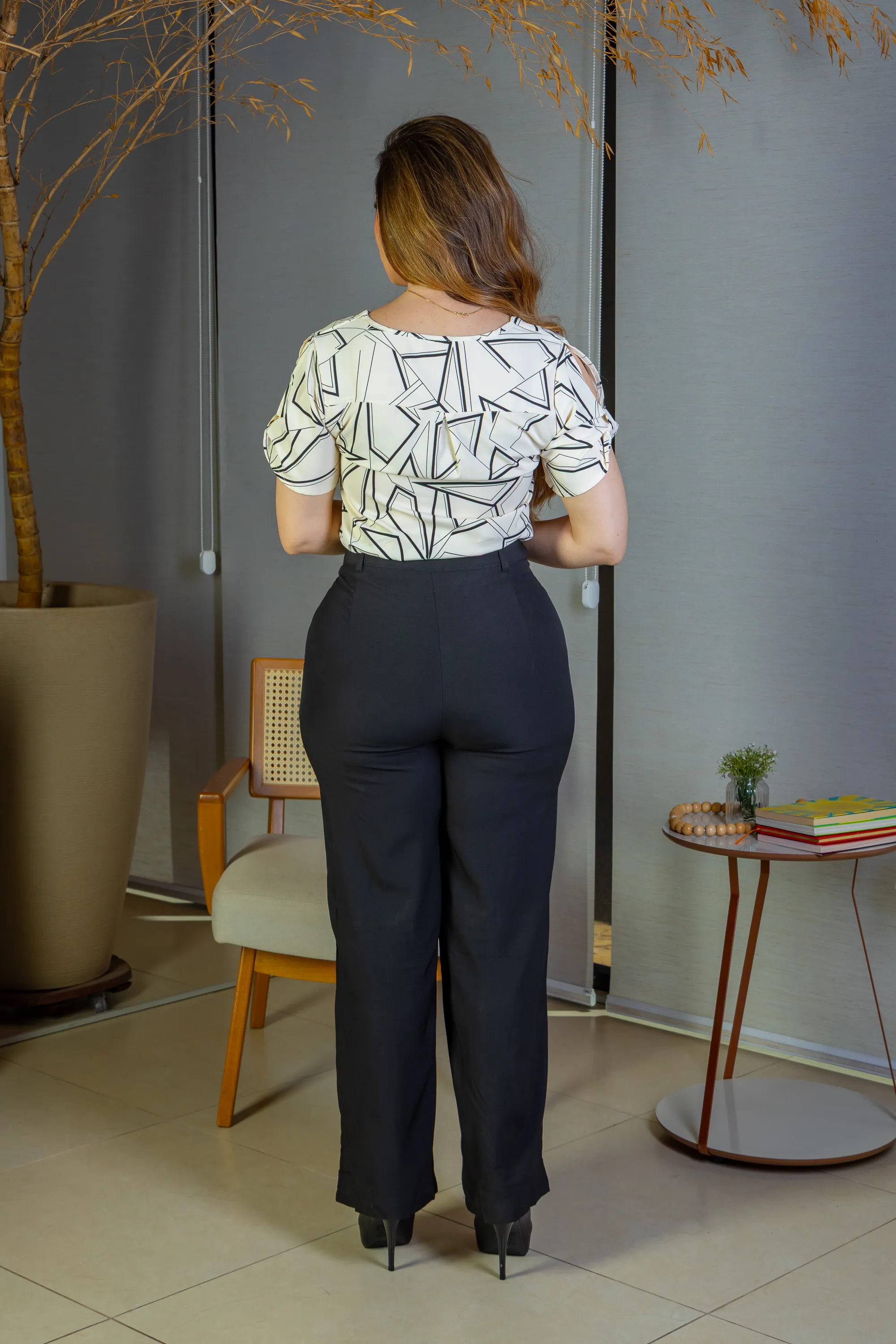 Calça Pantalona Detalhe Botões Crepe Alfaiataria Larissa Preta - Image 8