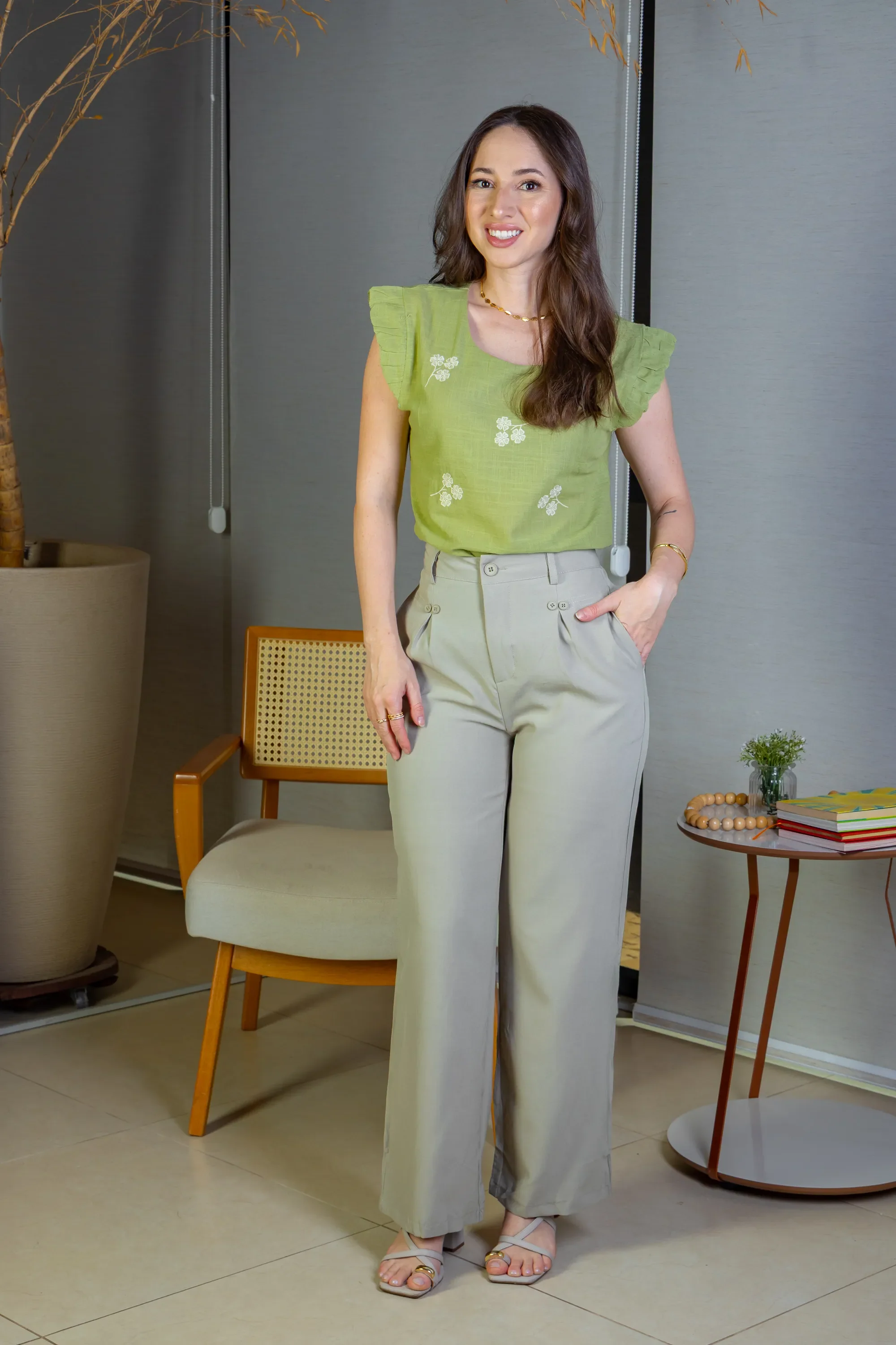 Calça Pantalona Detalhe Botões Crepe Alfaiataria Larissa Verde - Image 10