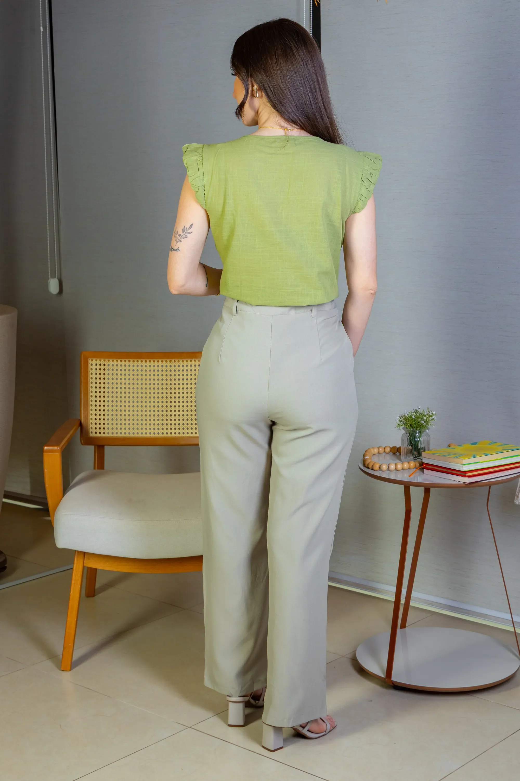 Calça Pantalona Detalhe Botões Crepe Alfaiataria Larissa Verde - Image 11