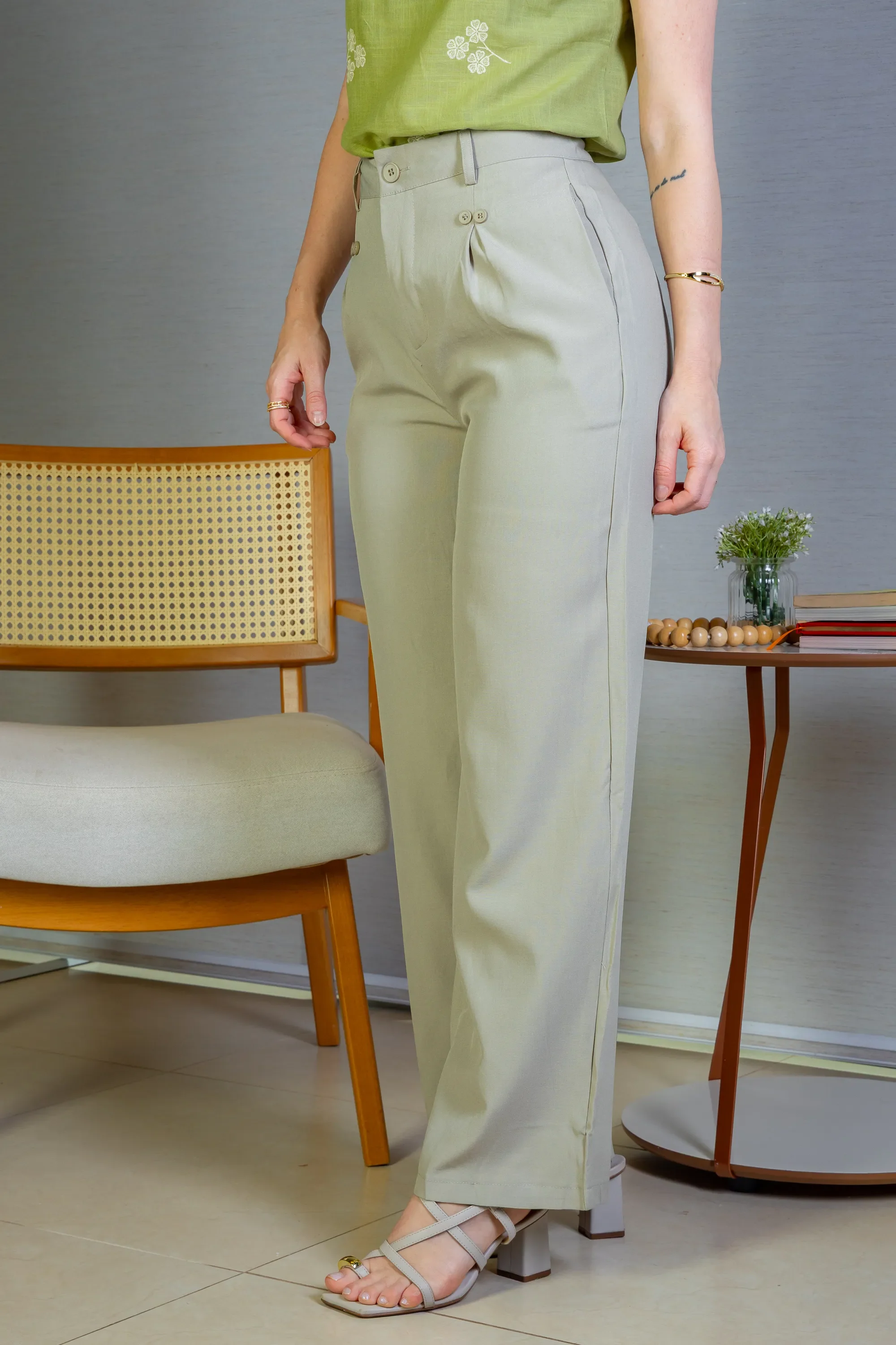 Calça Pantalona Detalhe Botões Crepe Alfaiataria Larissa Verde - Image 3