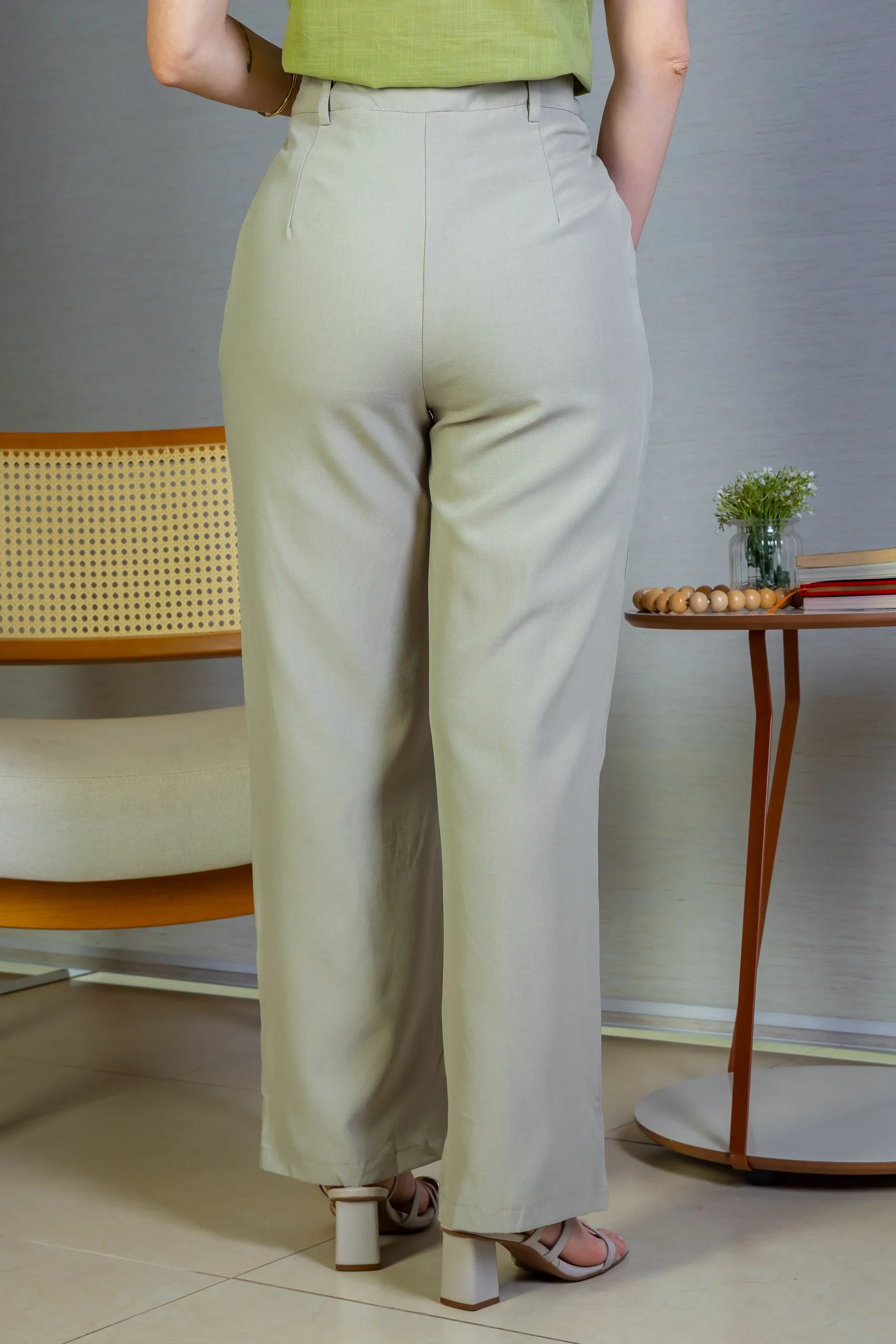 Calça Pantalona Detalhe Botões Crepe Alfaiataria Larissa Verde - Image 4