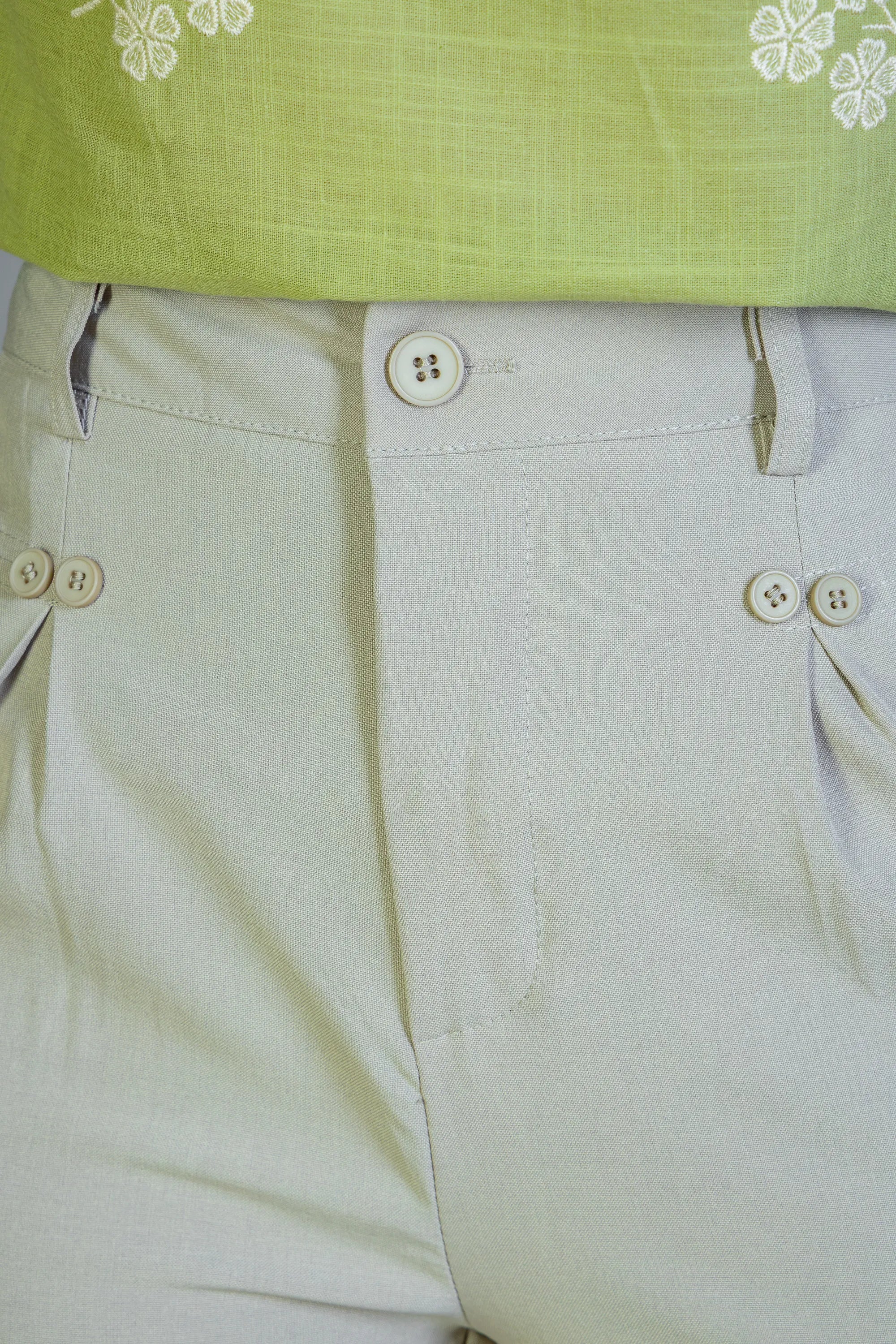 Calça Pantalona Detalhe Botões Crepe Alfaiataria Larissa Verde - Image 7