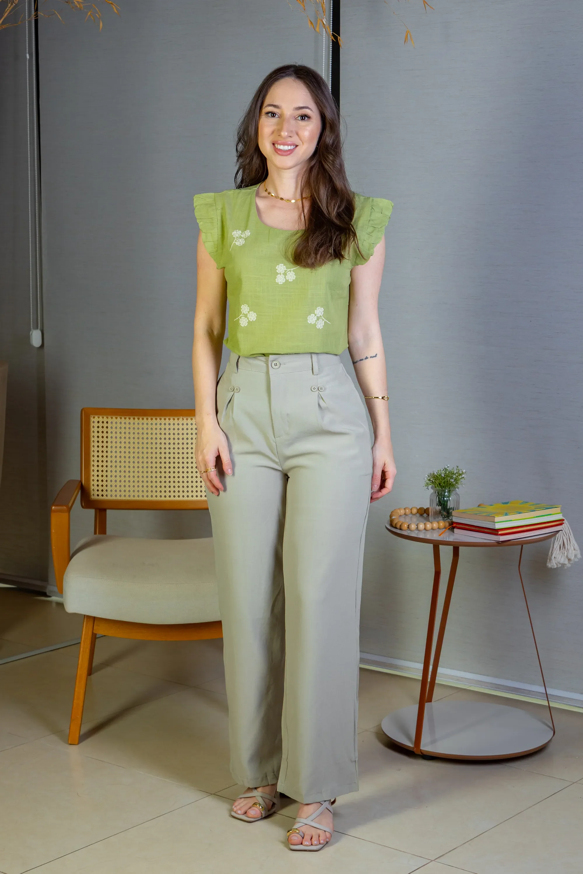 Calça Pantalona Detalhe Botões Crepe Alfaiataria Larissa Verde - Image 9