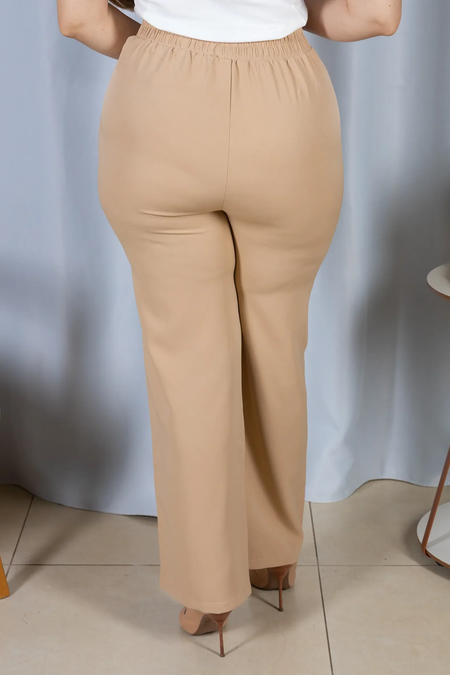 Calça Corte Reto em Alfaiataria Cós Assimétrico com Elástico Yasmin Bege - Image 5