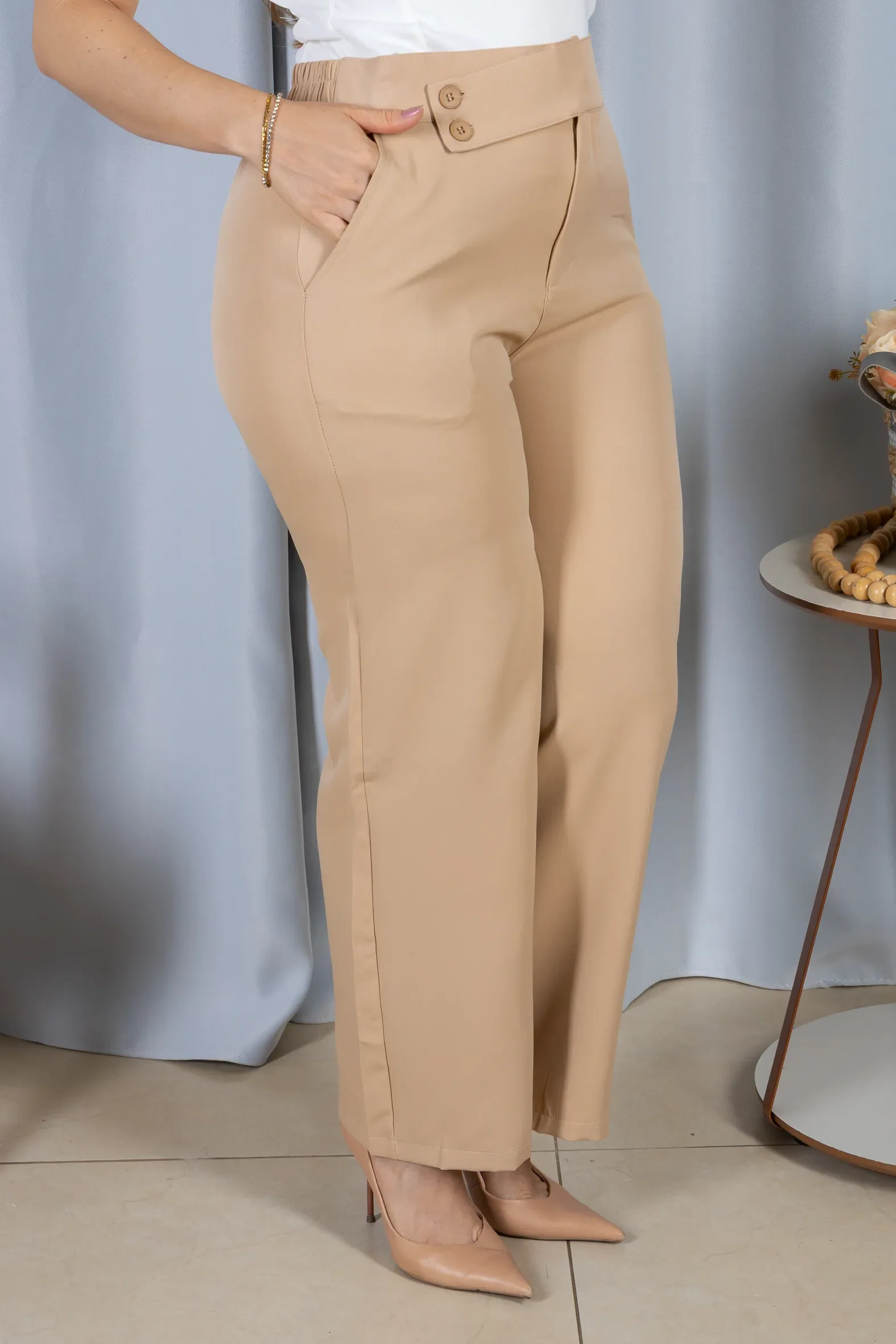 Calça Corte Reto em Alfaiataria Cós Assimétrico com Elástico Yasmin Bege - Image 8