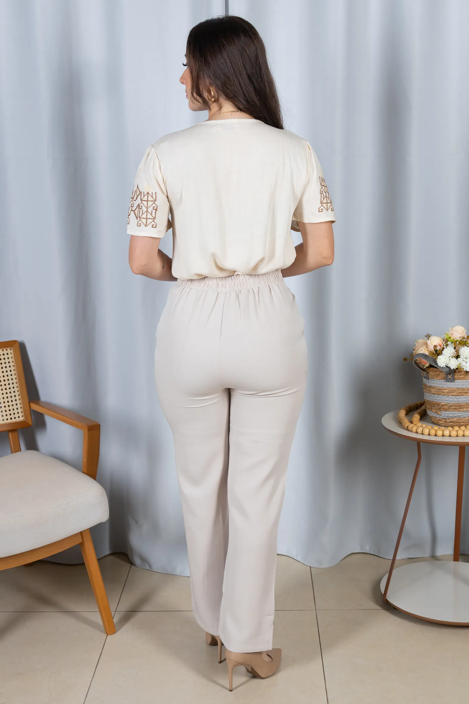 Calça Corte Reto em Alfaiataria Cós Assimétrico com Elástico Yasmin Creme - Image 10