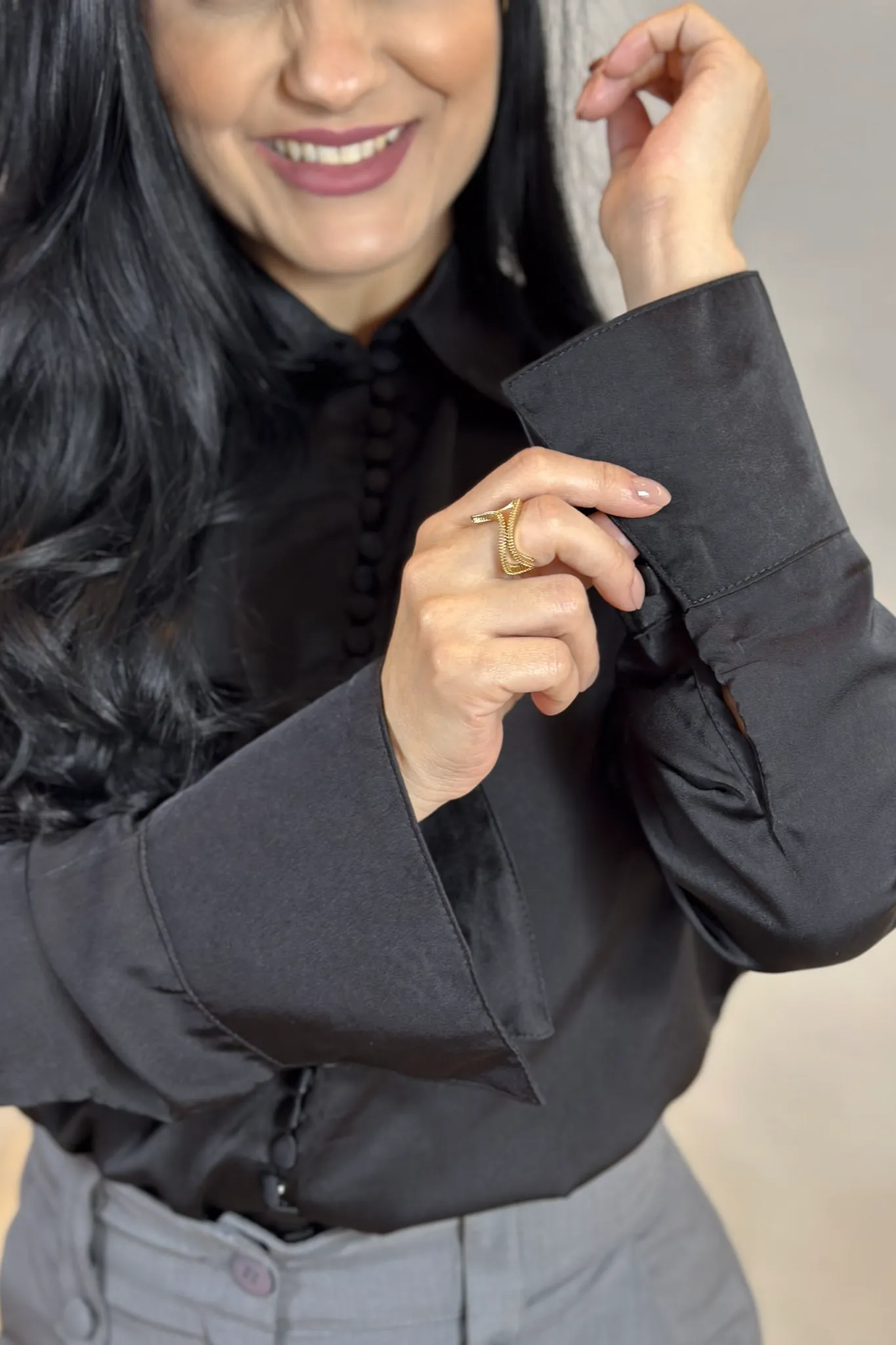 Camisa Manga Longa Classic Acetinado Detalhe Botões Silmara Preta - Image 10