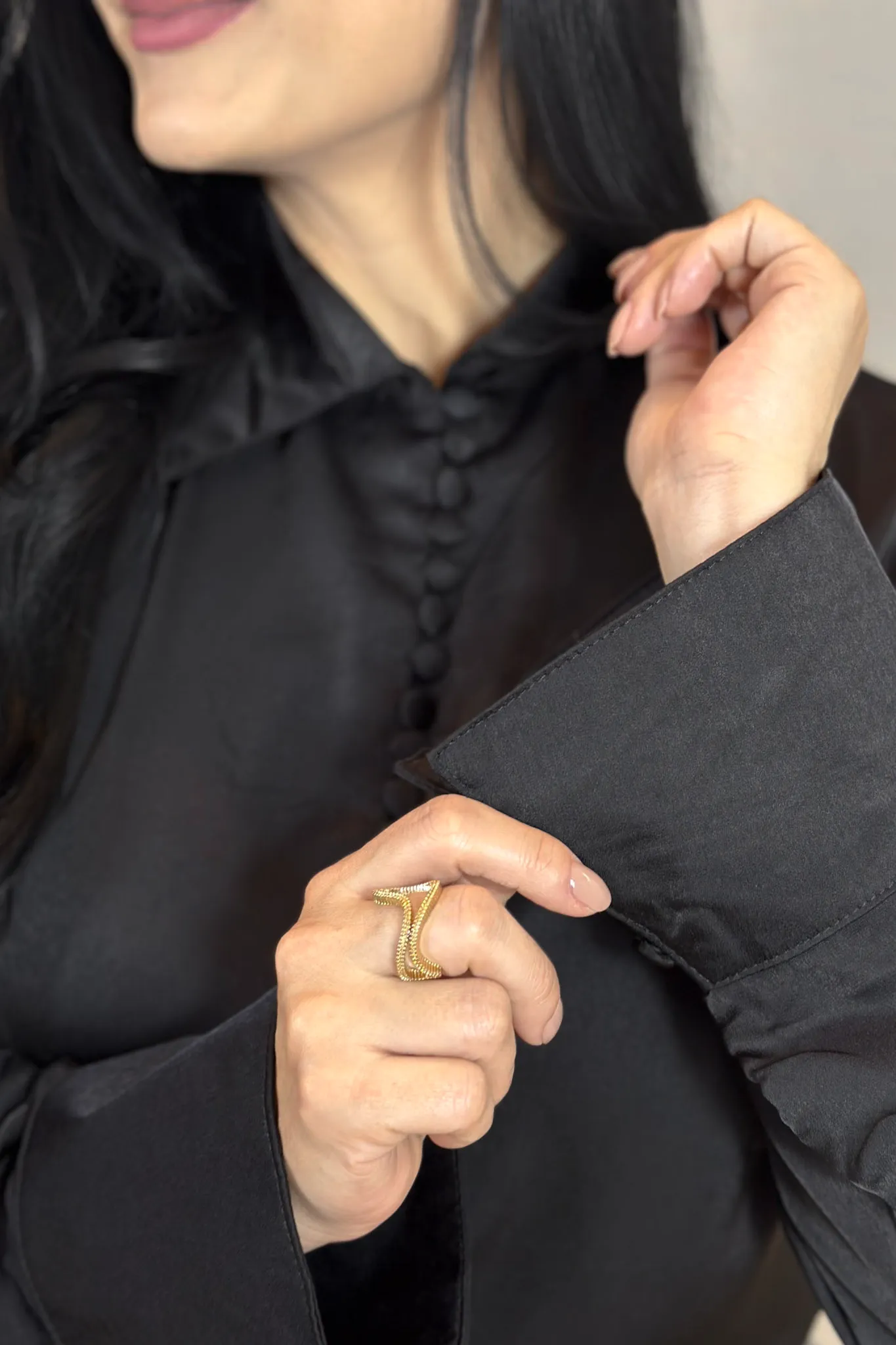 Camisa Manga Longa Classic Acetinado Detalhe Botões Silmara Preta - Image 9