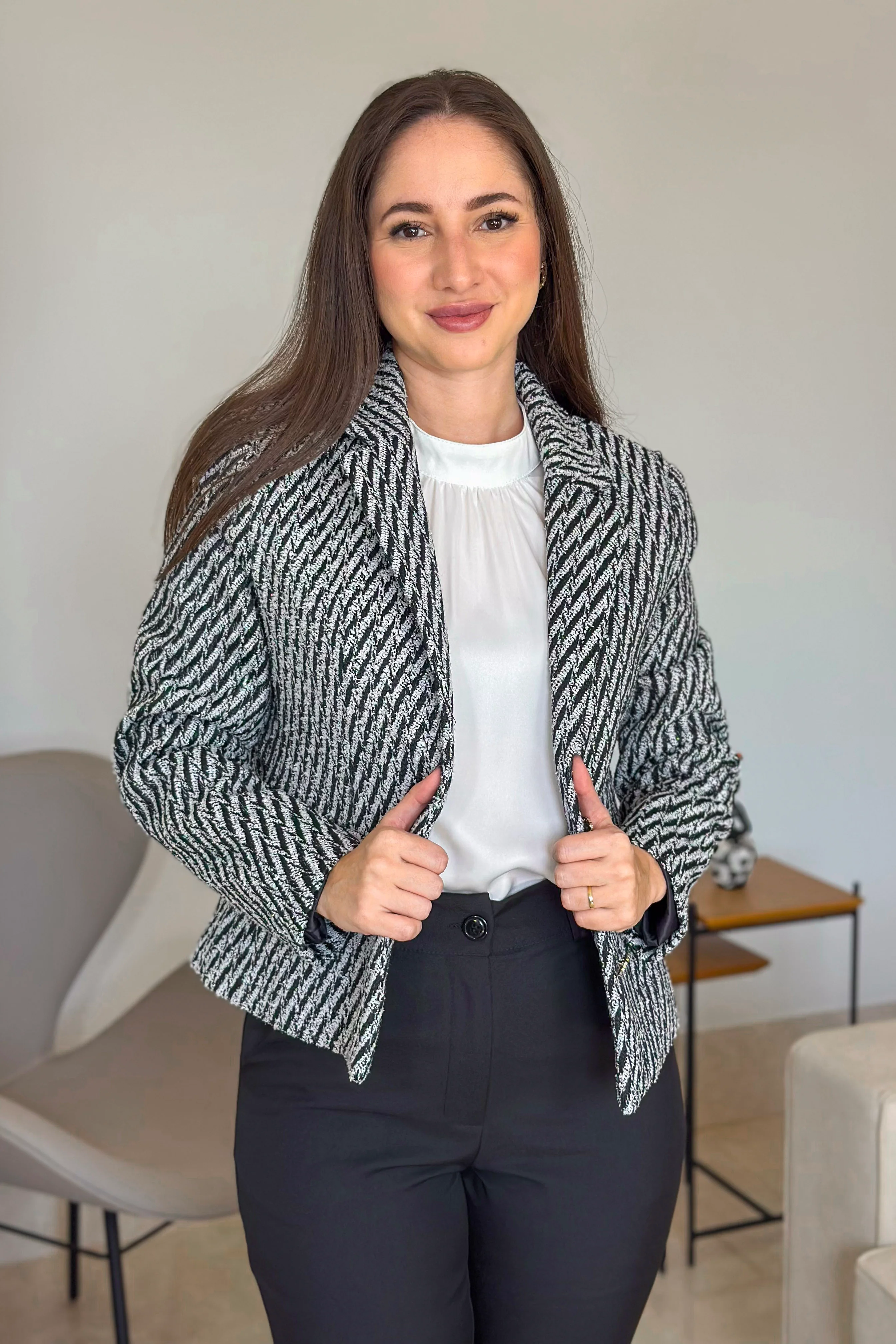 Casaco Clássico Em Chevron Madalena Estampado Preto - Image 10