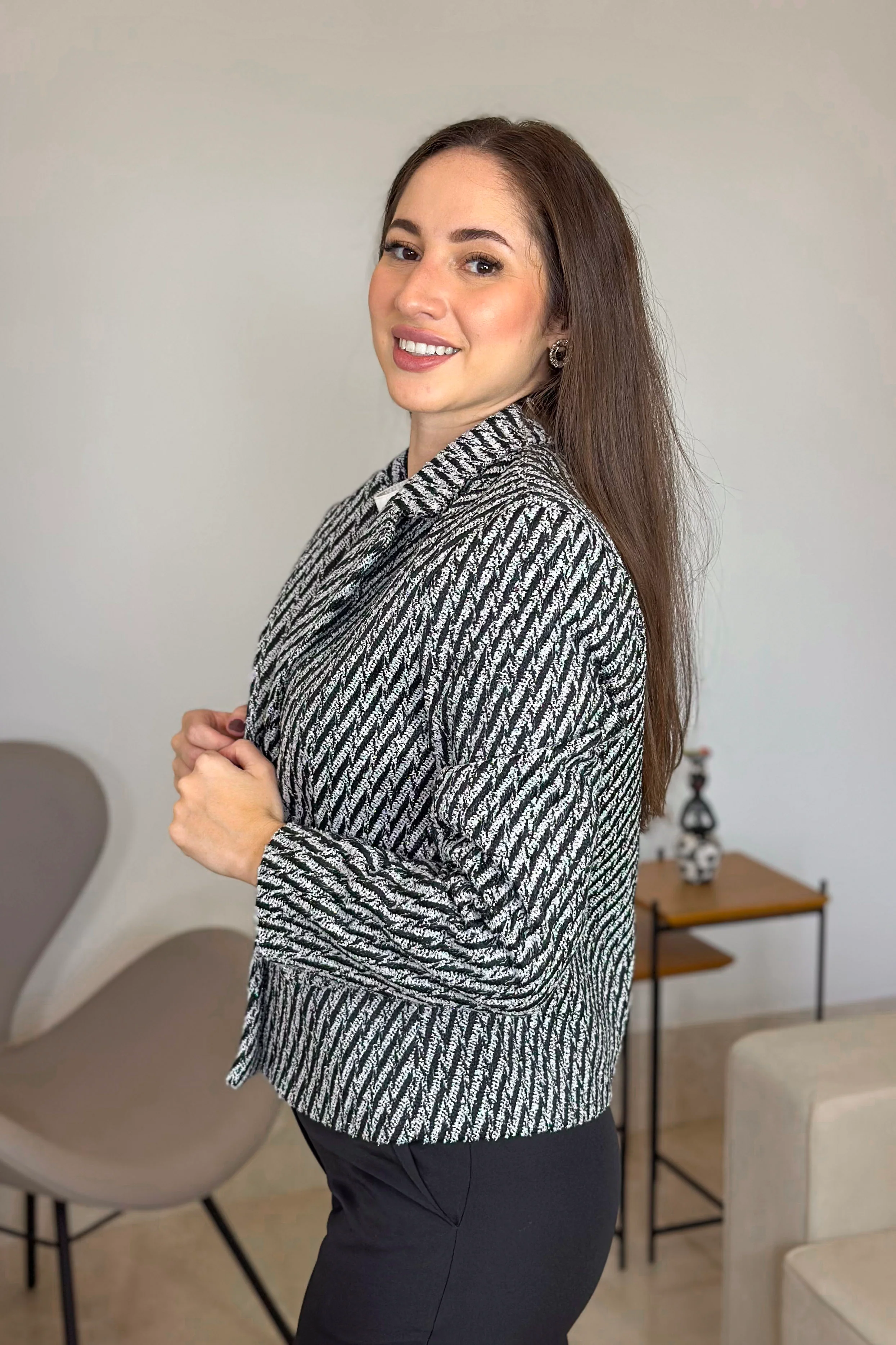 Casaco Clássico Em Chevron Madalena Estampado Preto - Image 3