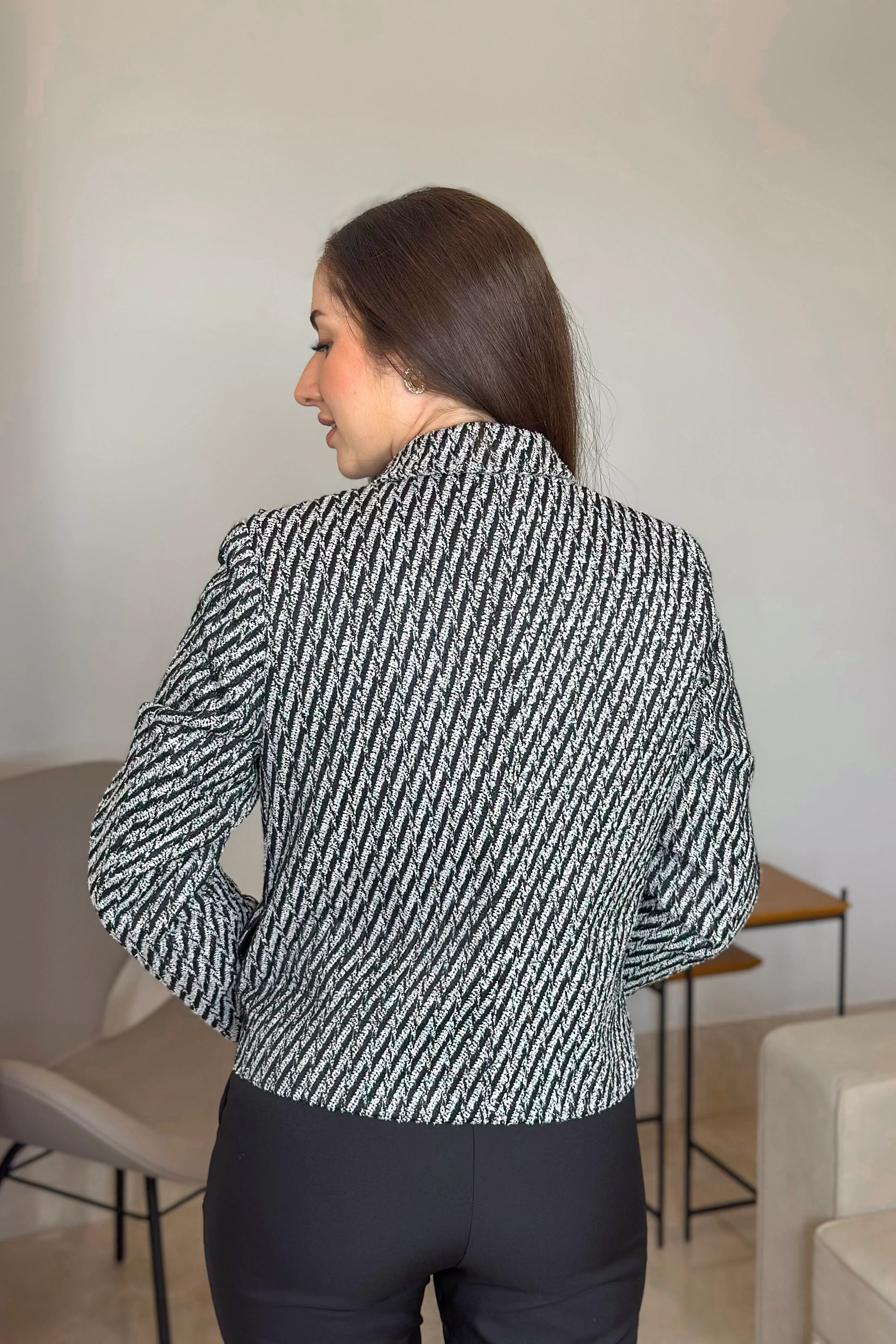 Casaco Clássico Em Chevron Madalena Estampado Preto - Image 4