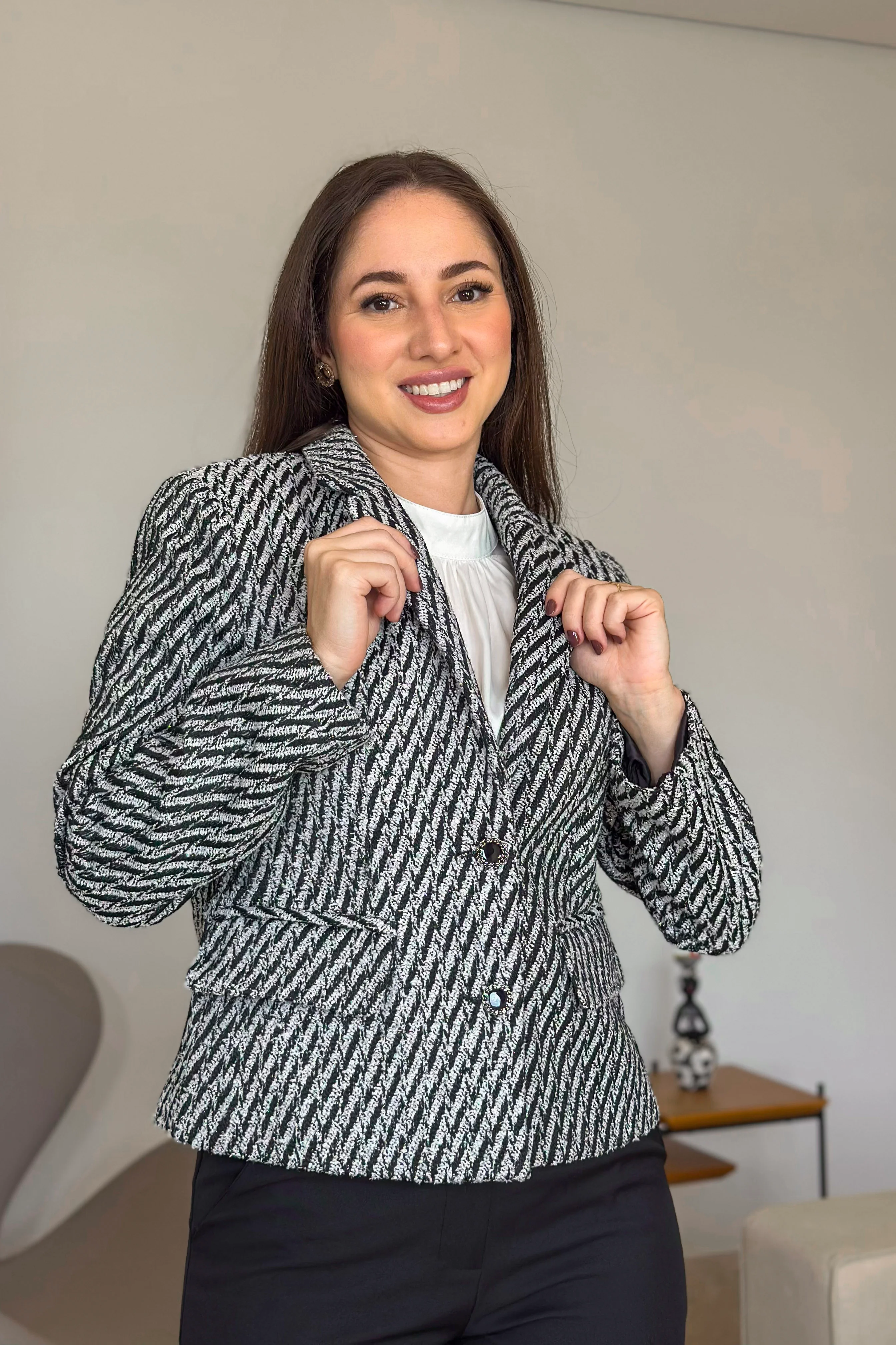 Casaco Clássico Em Chevron Madalena Estampado Preto - Image 9