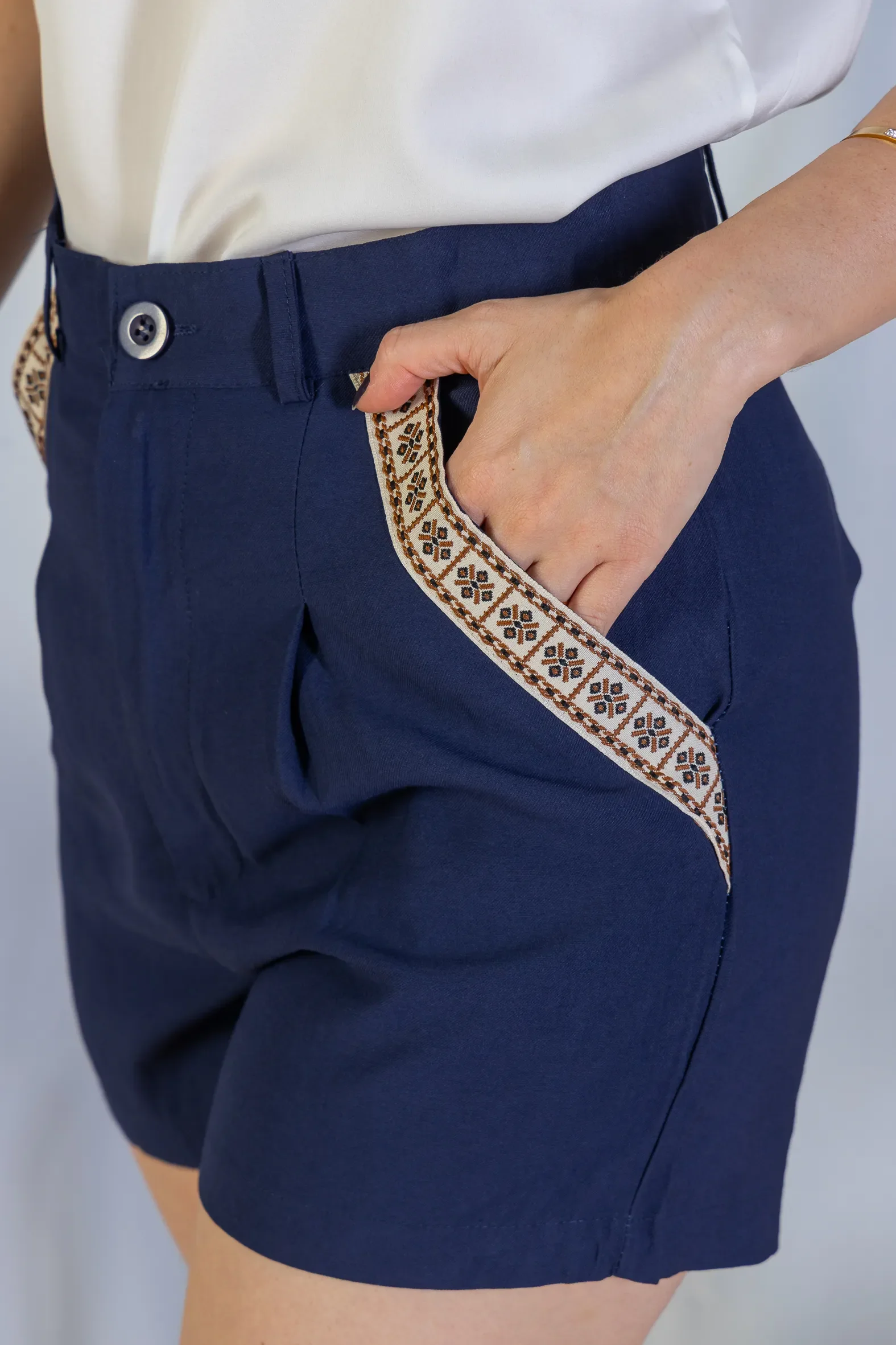 Shorts Detalhe Bolsos Cotton Maju Coutinho Azul Marinho - Image 8