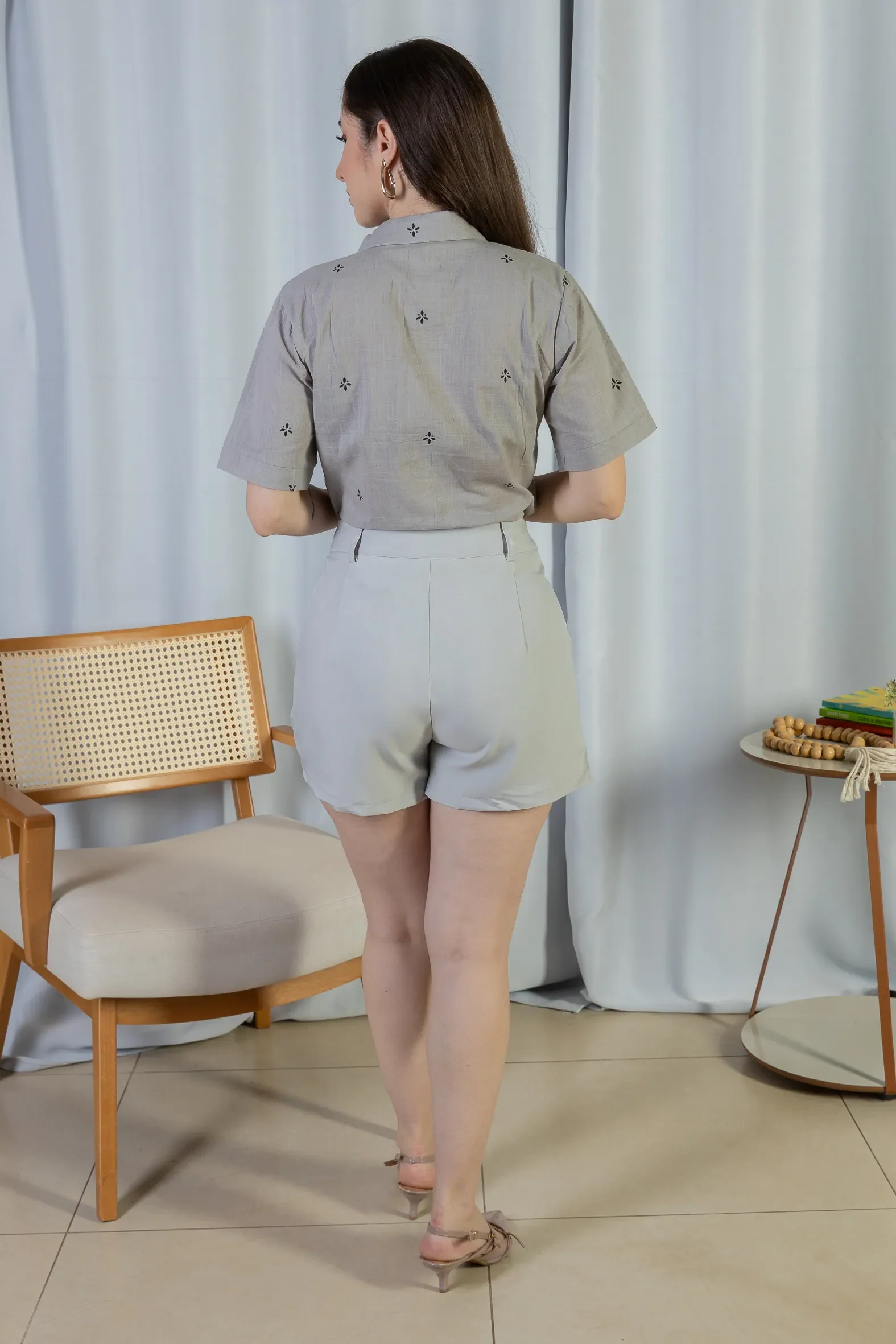 Shorts Detalhe Cós Assimétrico Alfaiataria Catarina Cinza Claro - Image 9