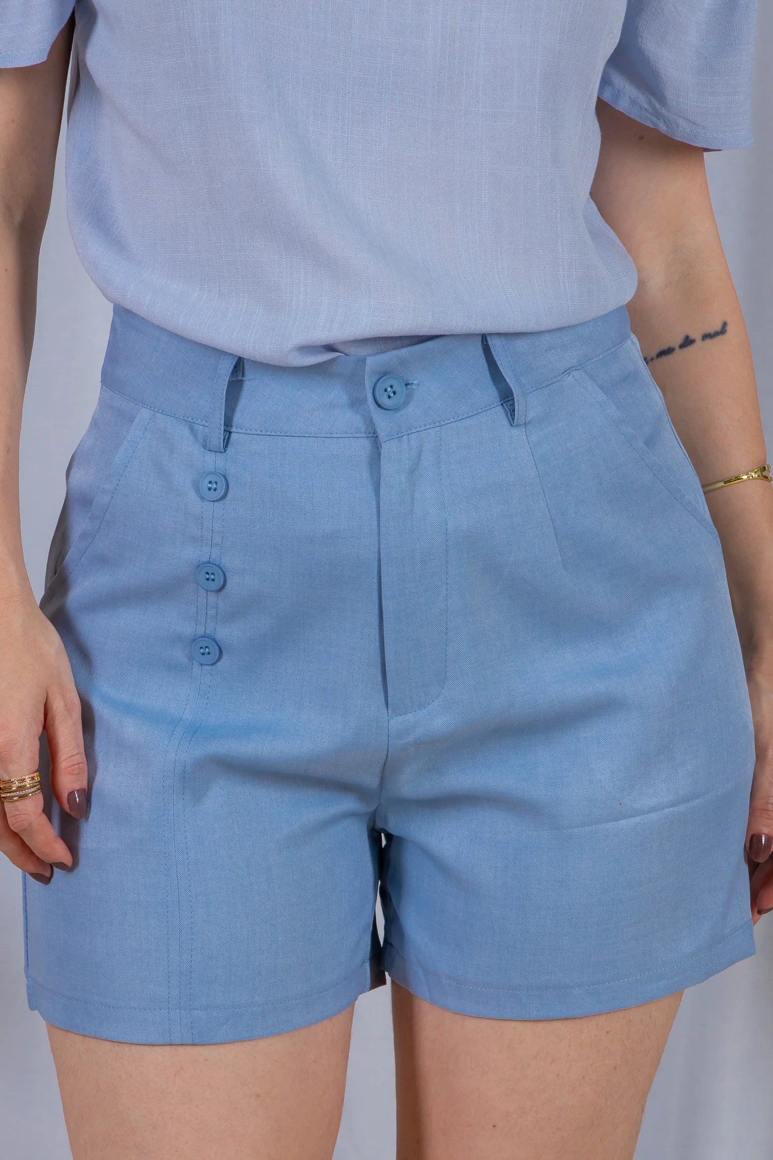Bermuda Detalhes Botões Crepe Alfaiataria Débora Azul - Image 6