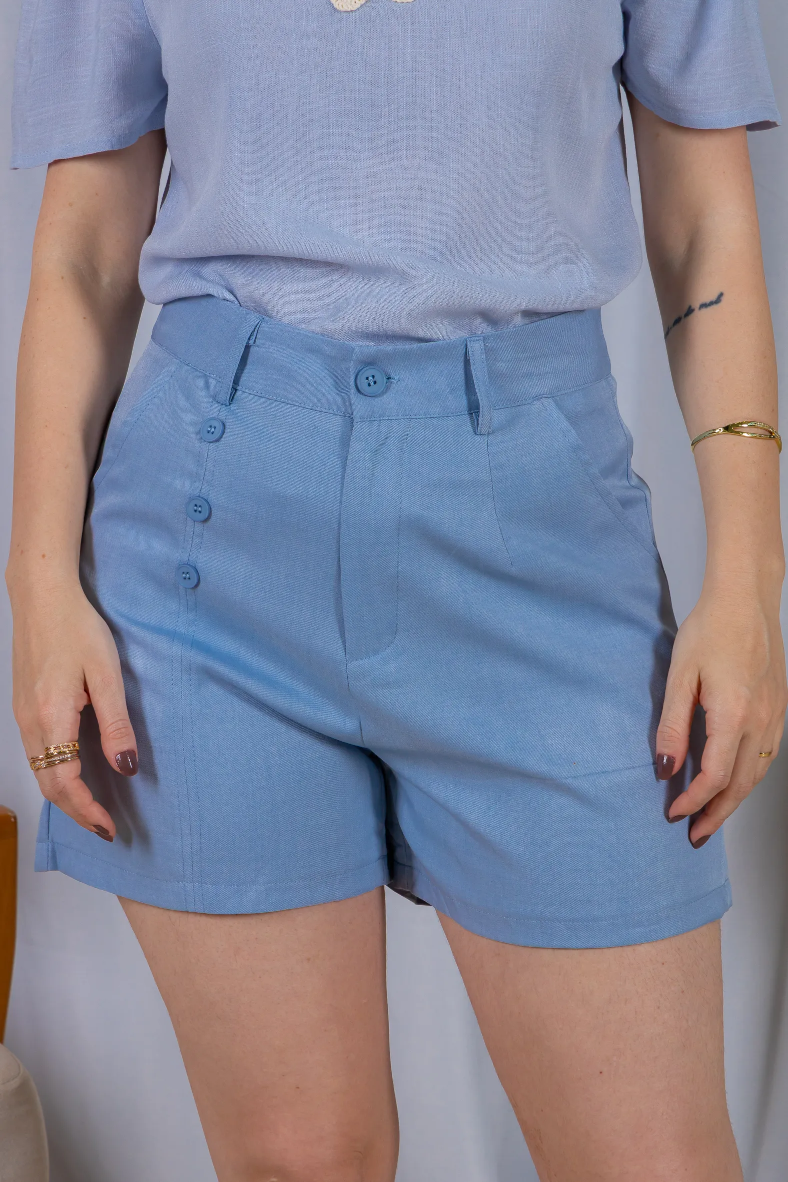 Bermuda Detalhes Botões Crepe Alfaiataria Débora Azul - Image 8