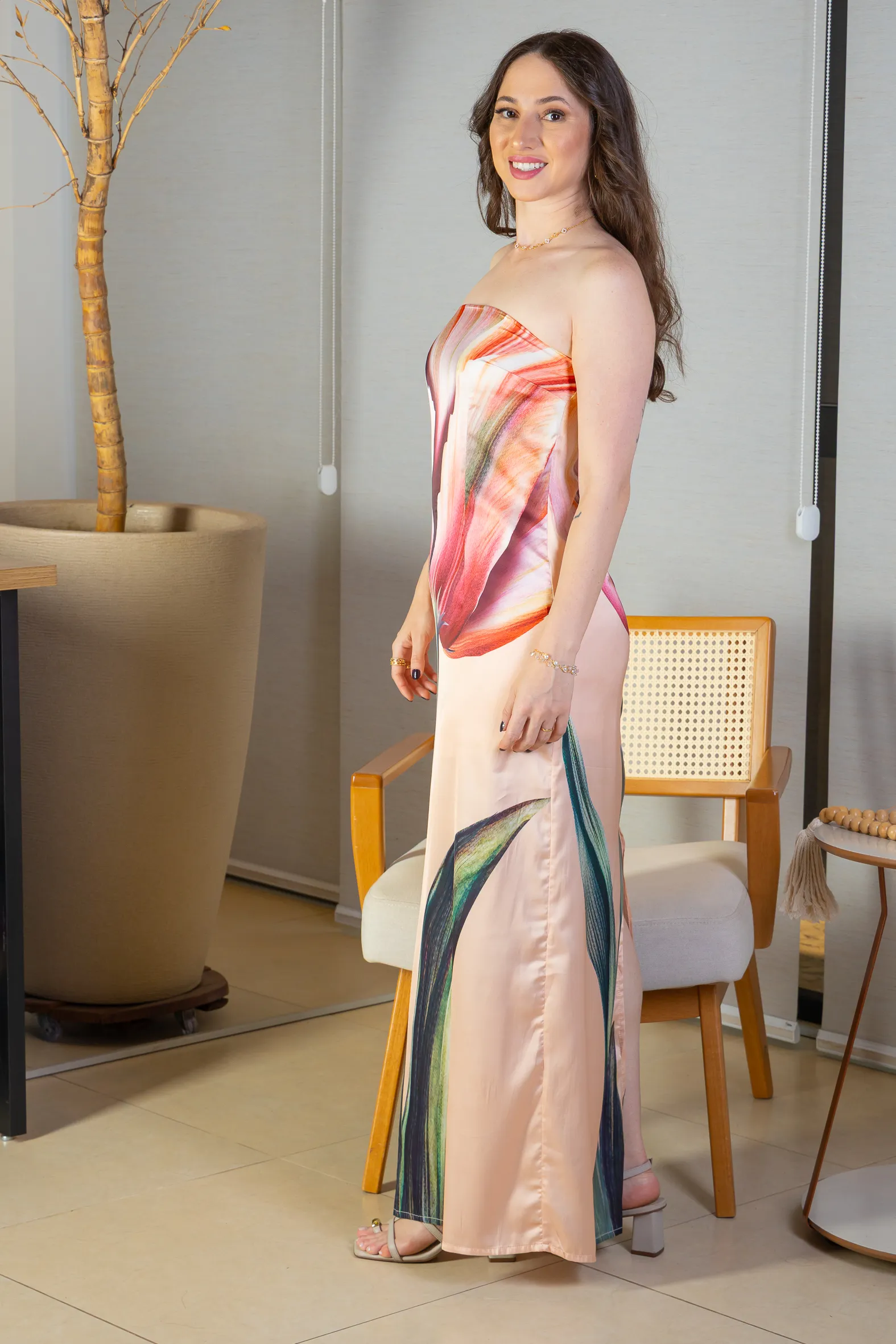 Vestido Tomara Que Caia Detalhe Fenda Crepe Acetinado Camila Pitanga Estampado Creme - Image 4