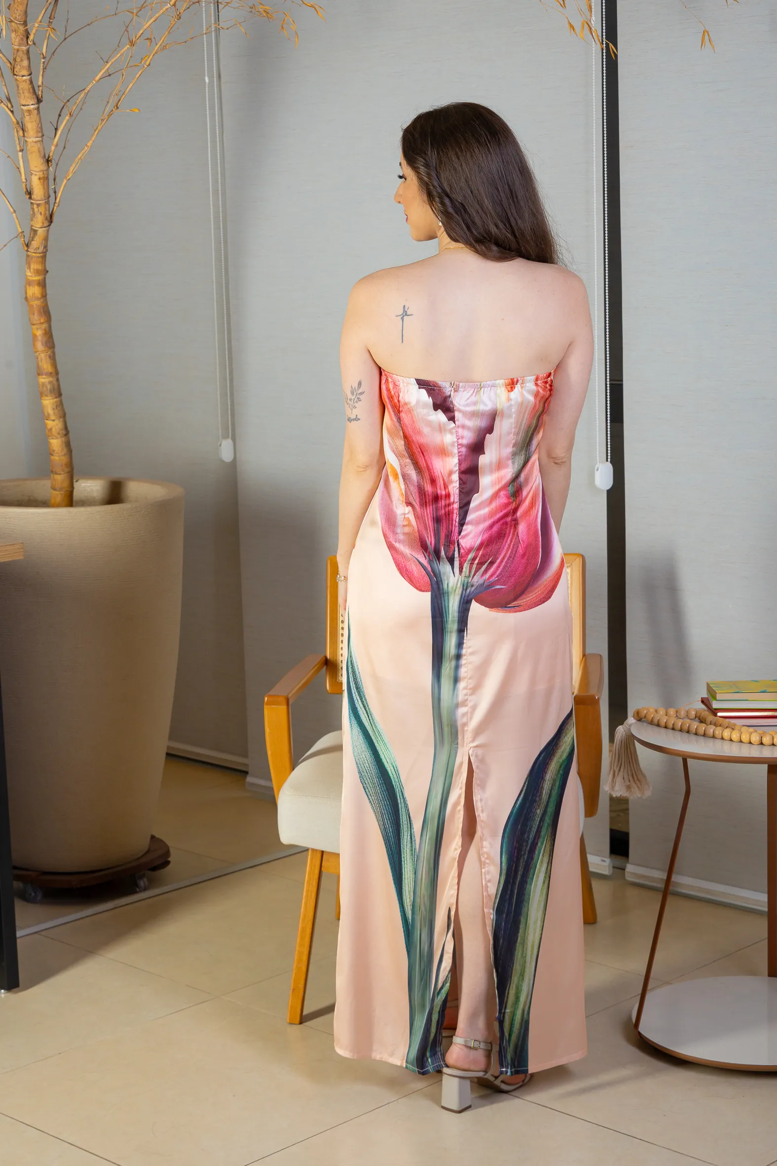 Vestido Tomara Que Caia Detalhe Fenda Crepe Acetinado Camila Pitanga Estampado Creme - Image 5