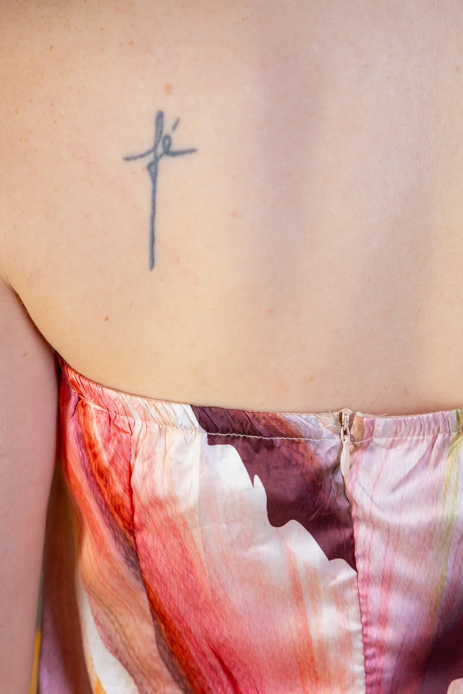 Vestido Tomara Que Caia Detalhe Fenda Crepe Acetinado Camila Pitanga Estampado Creme - Image 8