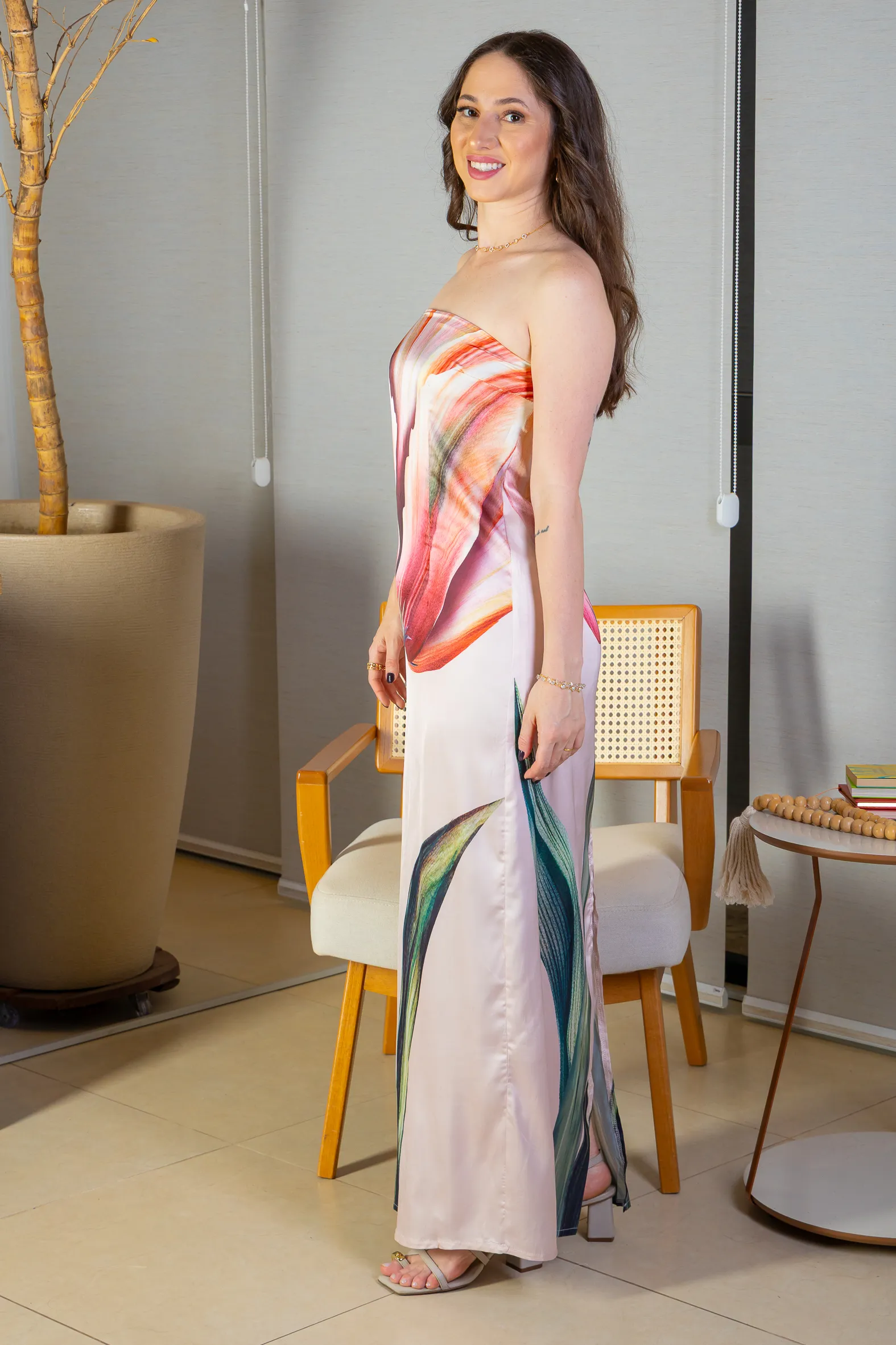 Vestido Tomara Que Caia Detalhe Fenda Crepe Acetinado Camila Pitanga Estampado Rosa - Image 4