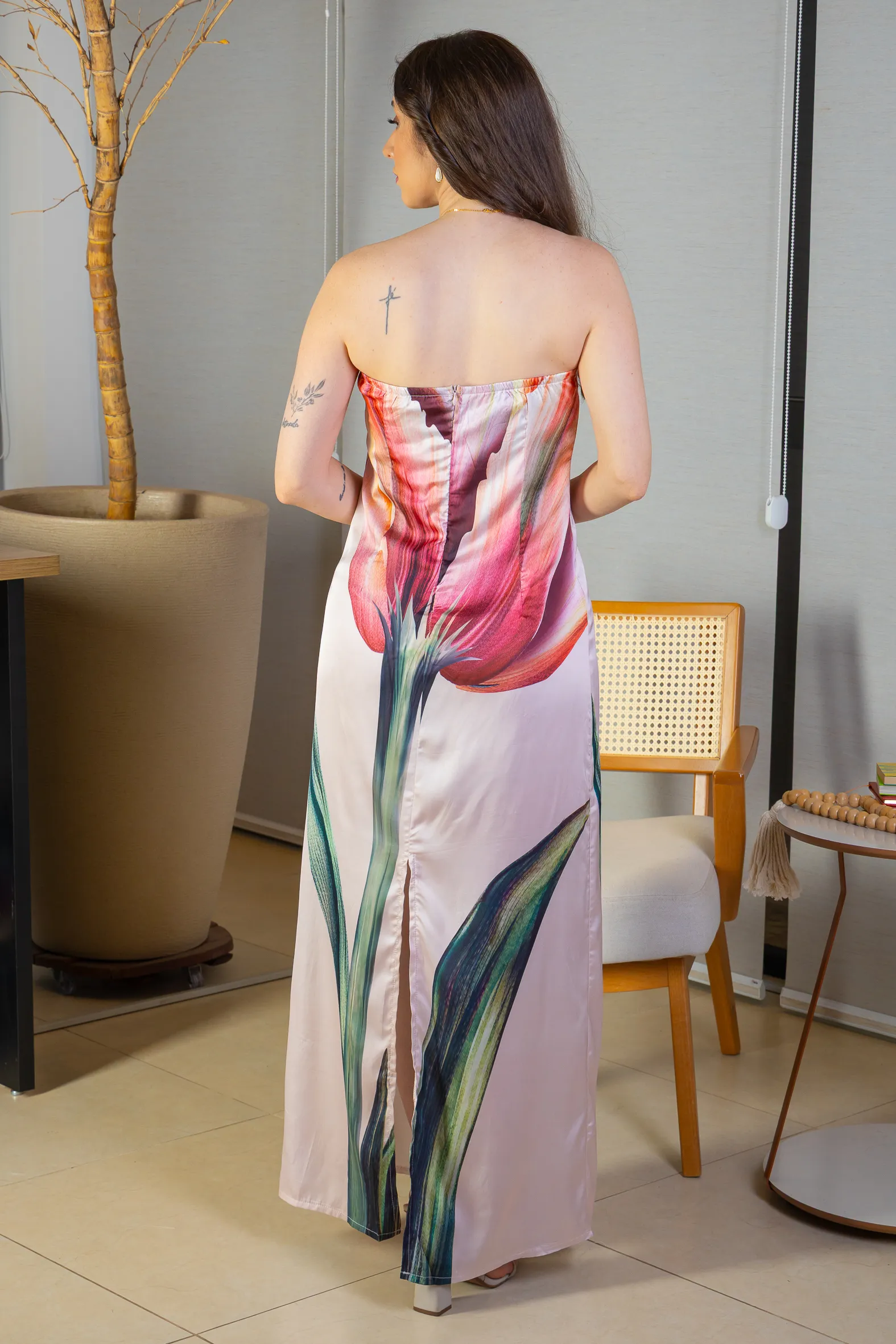 Vestido Tomara Que Caia Detalhe Fenda Crepe Acetinado Camila Pitanga Estampado Rosa - Image 5